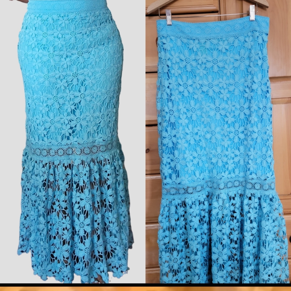 ALEXIA ADMOR - EMBROIDERY TALL SKIRT LIKE NEW!! ✨️